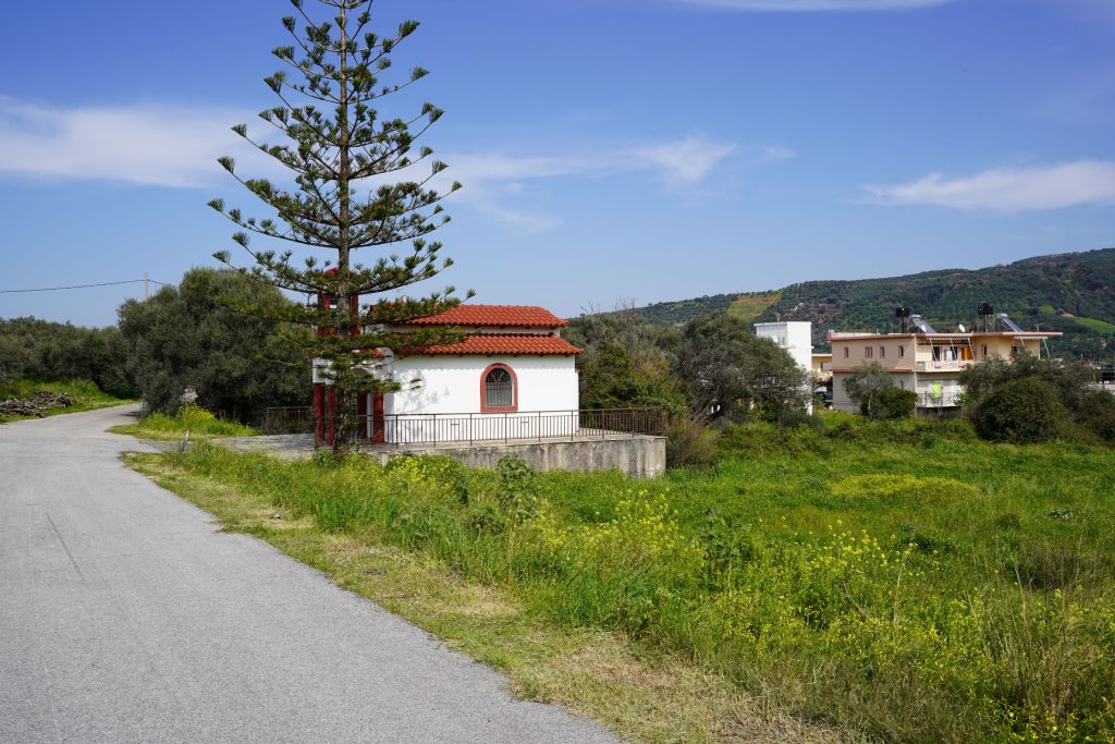 TERRAIN CONSTRUCTIBLE DANS LE BEAU VILLAGE DE VOUKOLIES