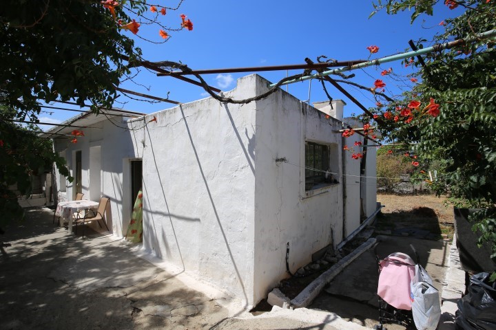 OLD HOUSE IN THE CENTER OF PLAKA