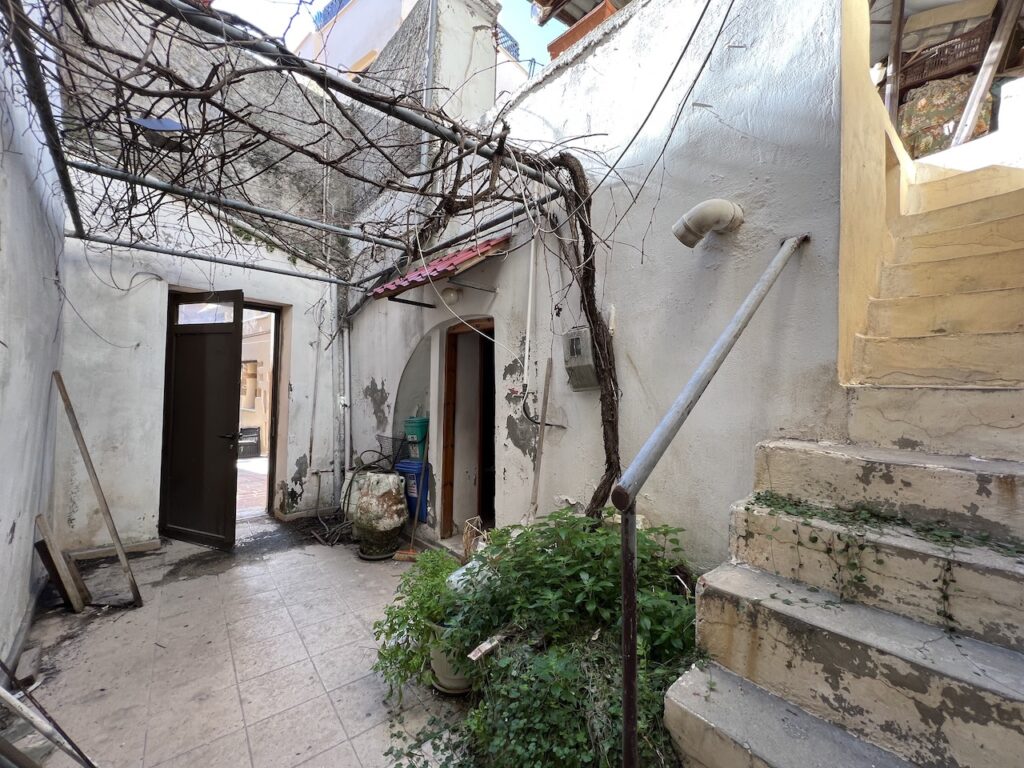 A CHARMING OLD HOUSE IN SPLATZIA (CHANIA)