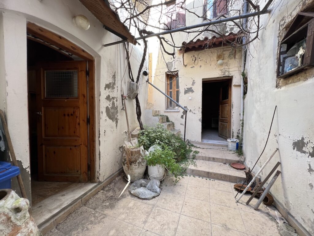 A CHARMING OLD HOUSE IN SPLATZIA (CHANIA)