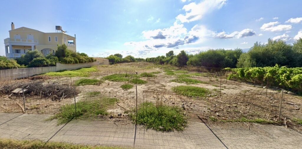 A LAND PLOT 300M FROM THE BEACH OF TAVRONITIS
