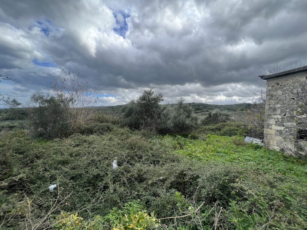 TERRAIN AVEC VUE MER DANS LE VILLAGE DE MOYRI