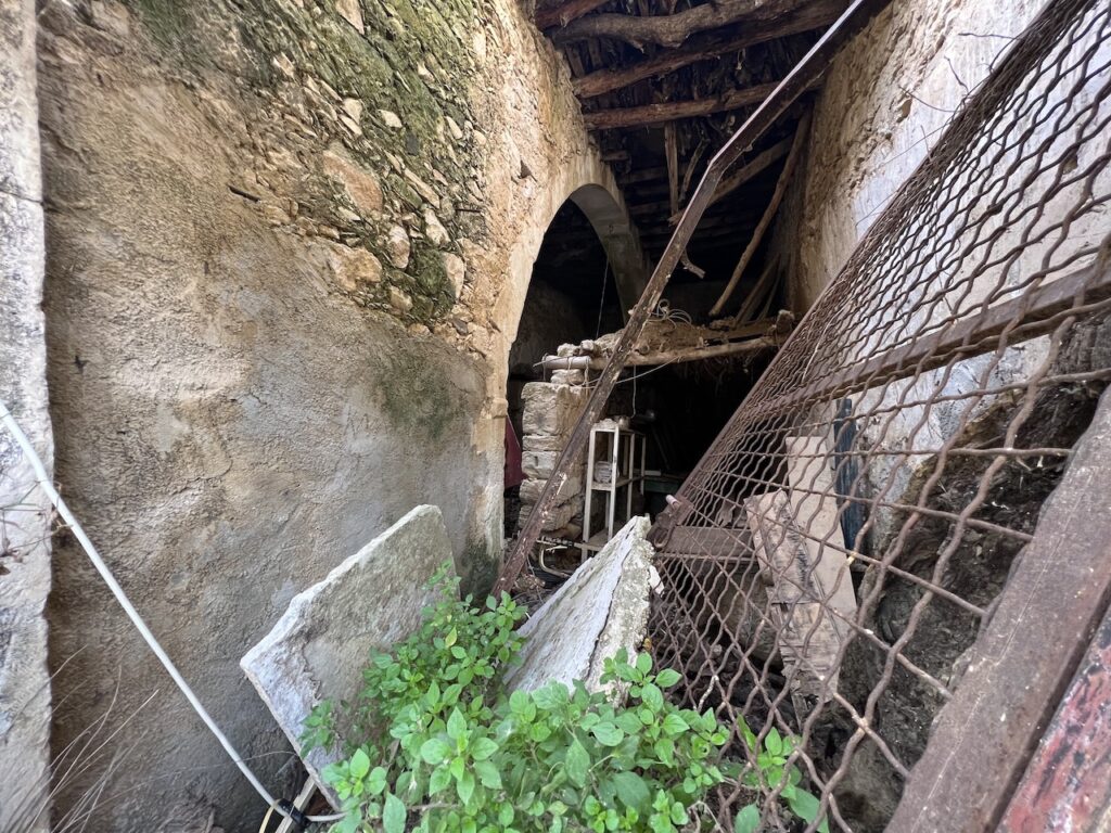 OLD HOUSE FOR RESTORATION IN GAVALOHORI