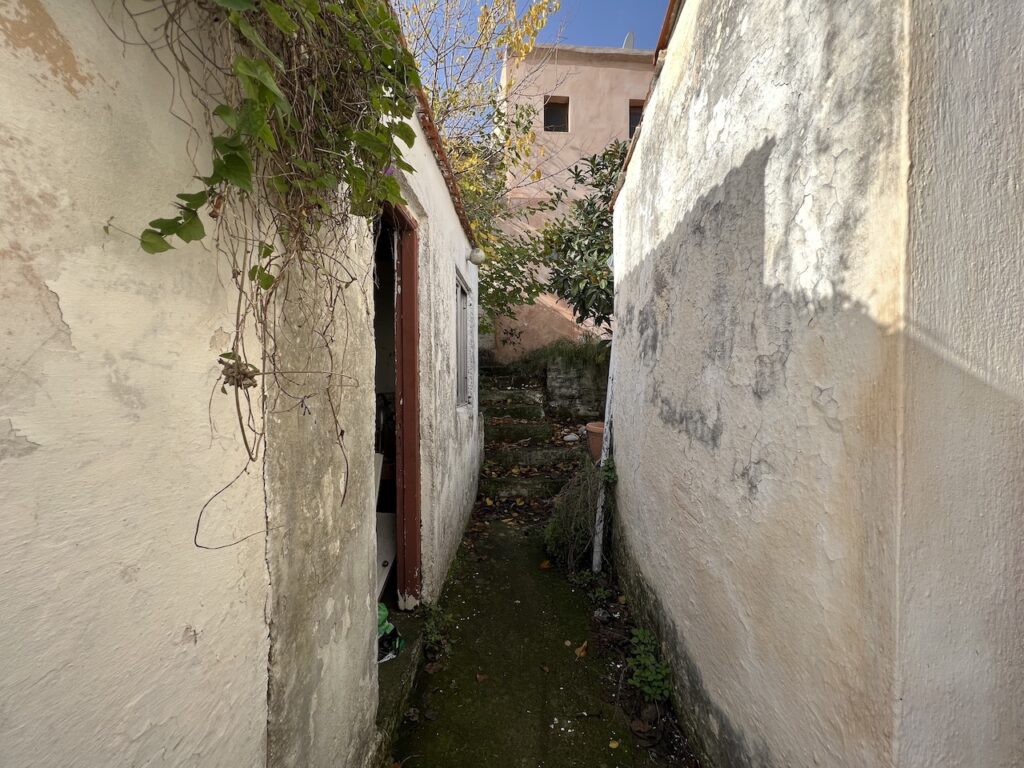 OLD HOUSE FOR RESTORATION IN GAVALOHORI