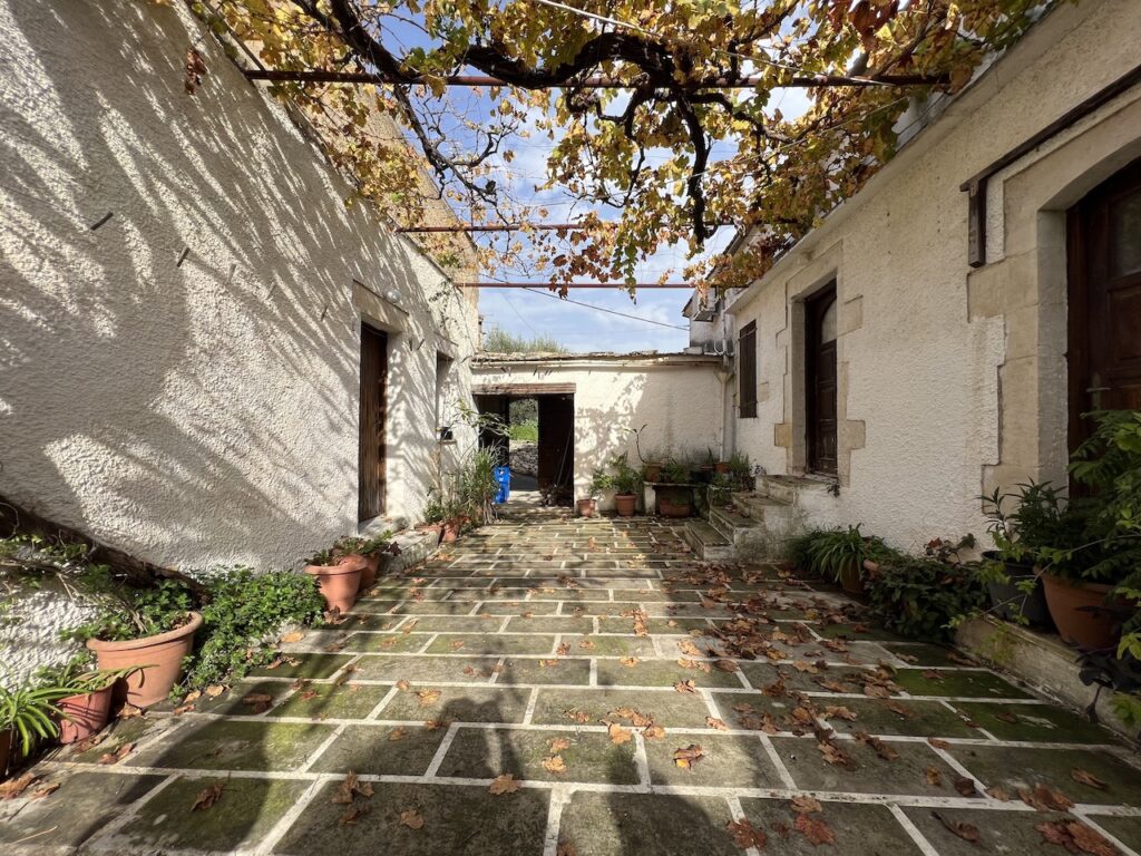 OLD HOUSE FOR RESTORATION IN GAVALOHORI