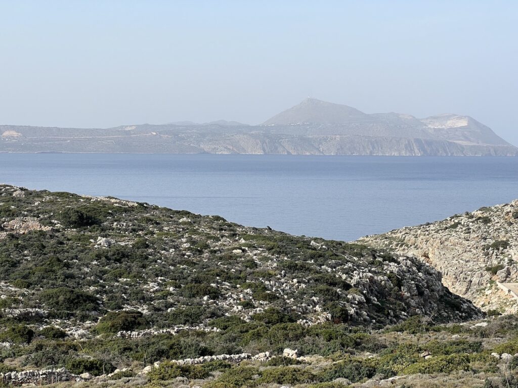 БОЛЬШОЙ УЧАСТОК С ПОТРЯСАЮЩИМ ВИДОМ НА МОРЕ В КОККИНО ХОРИО