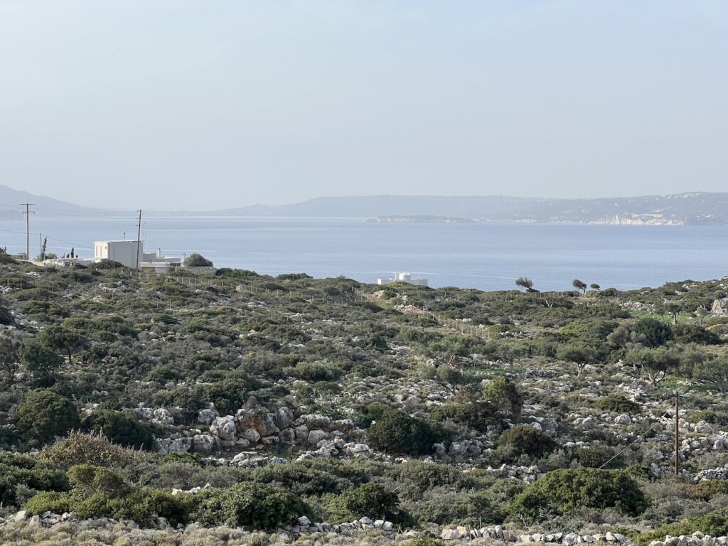 GRAND TERRAIN AVEC UNE VUE IMPRENABLE SUR LA MER À KOKKINO CHORIO