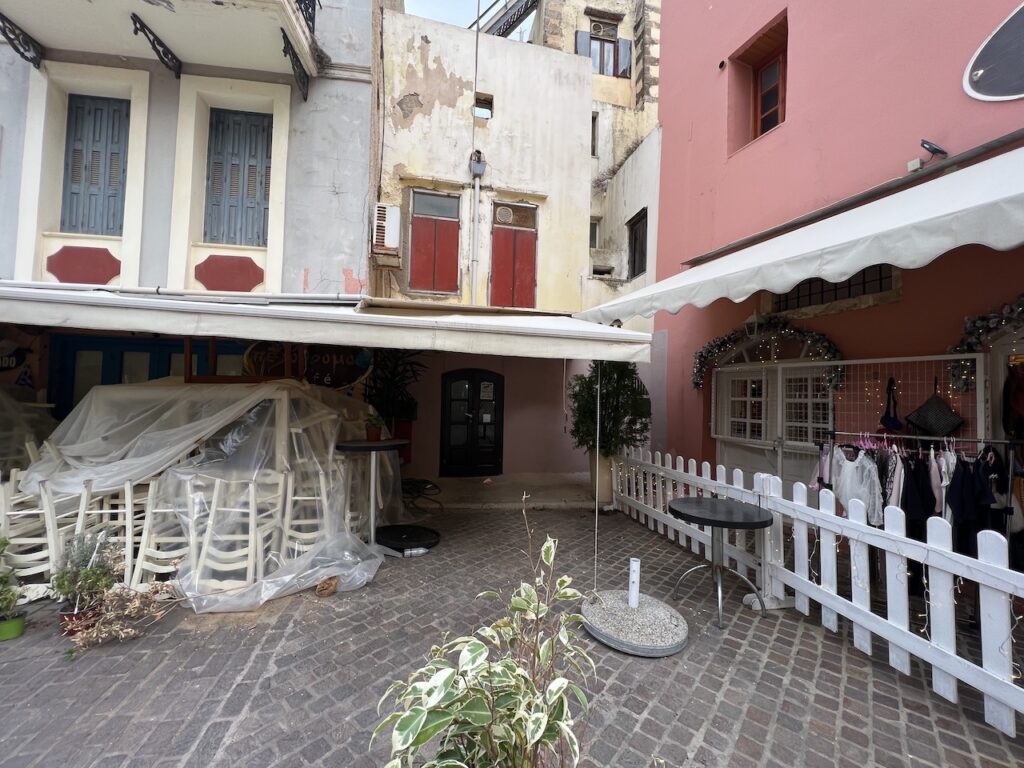 APPARTEMENTS ANCIENNES À RESTAURER DANS LA VIEILLE VILLE DE CHANIA