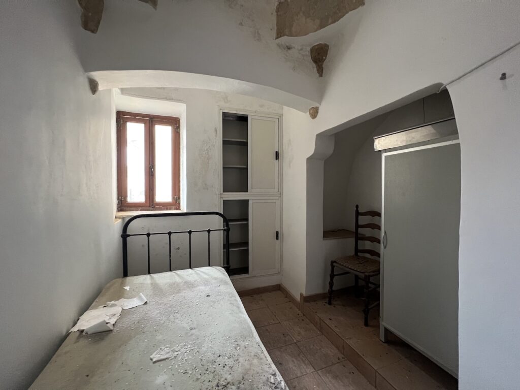 OLD APARTMENT FOR RESTORATION IN THE OLD TOWN CHANIA