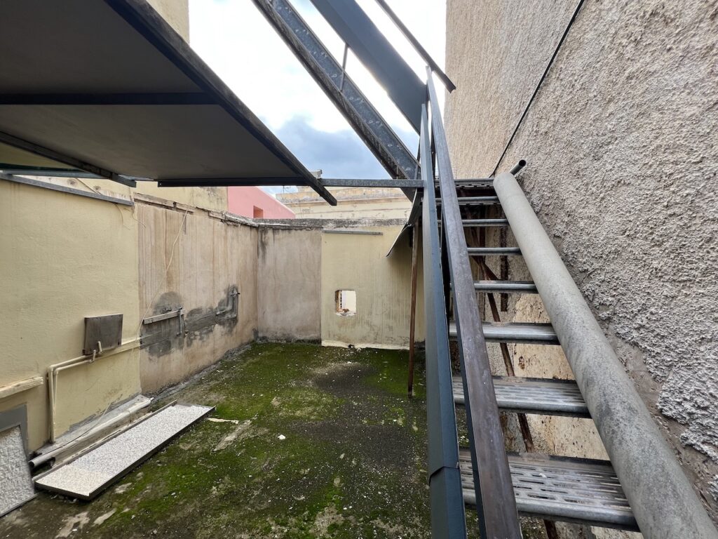 OLD APARTMENT FOR RESTORATION IN THE OLD TOWN CHANIA