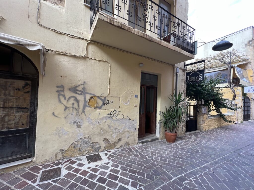 OLD APARTMENT FOR RESTORATION IN THE OLD TOWN CHANIA