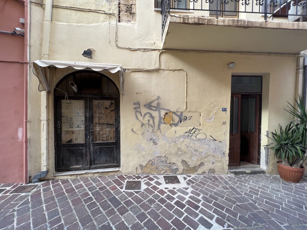 APPARTEMENTS ANCIENNES À RESTAURER DANS LA VIEILLE VILLE DE CHANIA