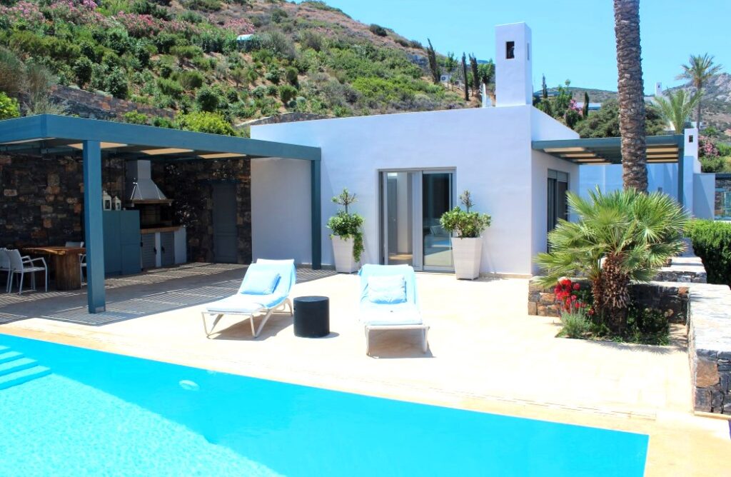 VILLA WITH MAGNIFICENT VIEW: TURQUOISE BAY IN AGIOS NIKOLAOS
