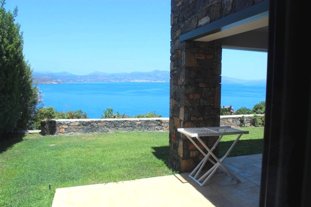 VILLA WITH MAGNIFICENT VIEW: TURQUOISE BAY IN AGIOS NIKOLAOS