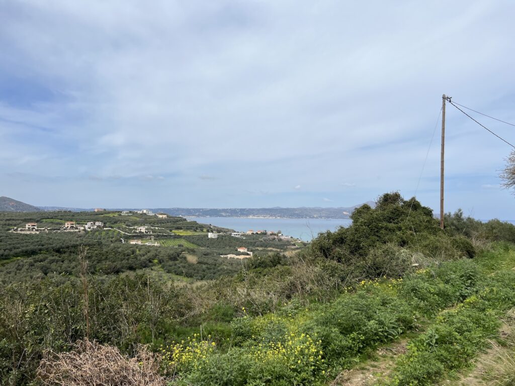 TERRAIN AVEC UNE VUE IMPRENABLE SUR LA MER ET LA MONTAGNE