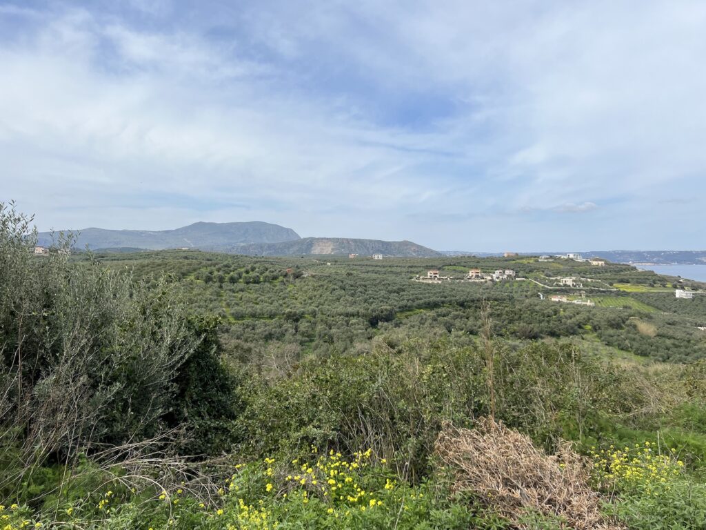 TERRAIN AVEC UNE VUE IMPRENABLE SUR LA MER ET LA MONTAGNE