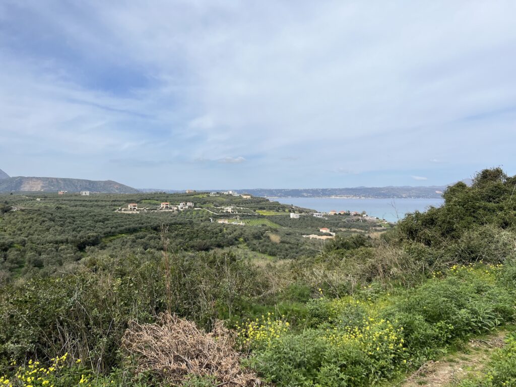 TERRAIN AVEC UNE VUE IMPRENABLE SUR LA MER ET LA MONTAGNE