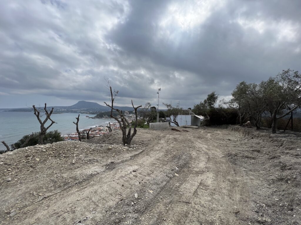 ΟΙΚΟΠΕΔΟ ΜΕ ΚΑΤΑΠΛΗΚΤΙΚΗ ΘΕΑ ΘΑΛΑΣΣΑ ΣΤΙΣ ΚΑΛΥΒΕΣ