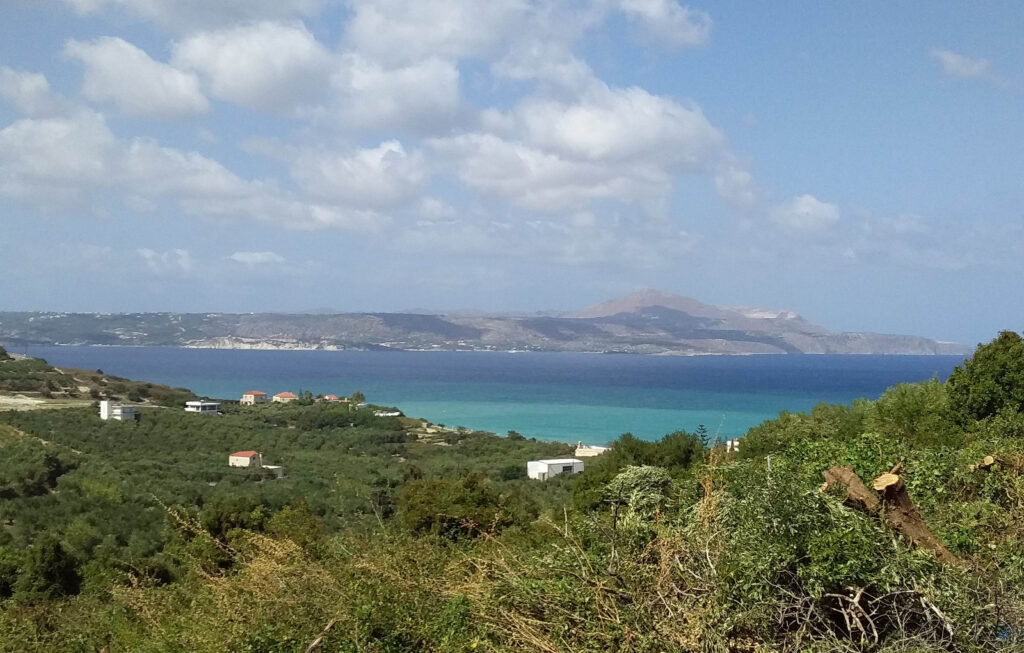 TERRAIN AVEC UNE VUE IMPRENABLE SUR LA MER ET LA MONTAGNE