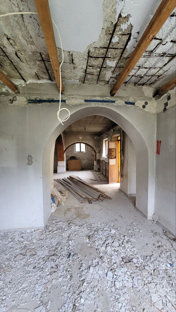 LARGE OLD HOUSE FOR RESTORATION IN KOURNAS