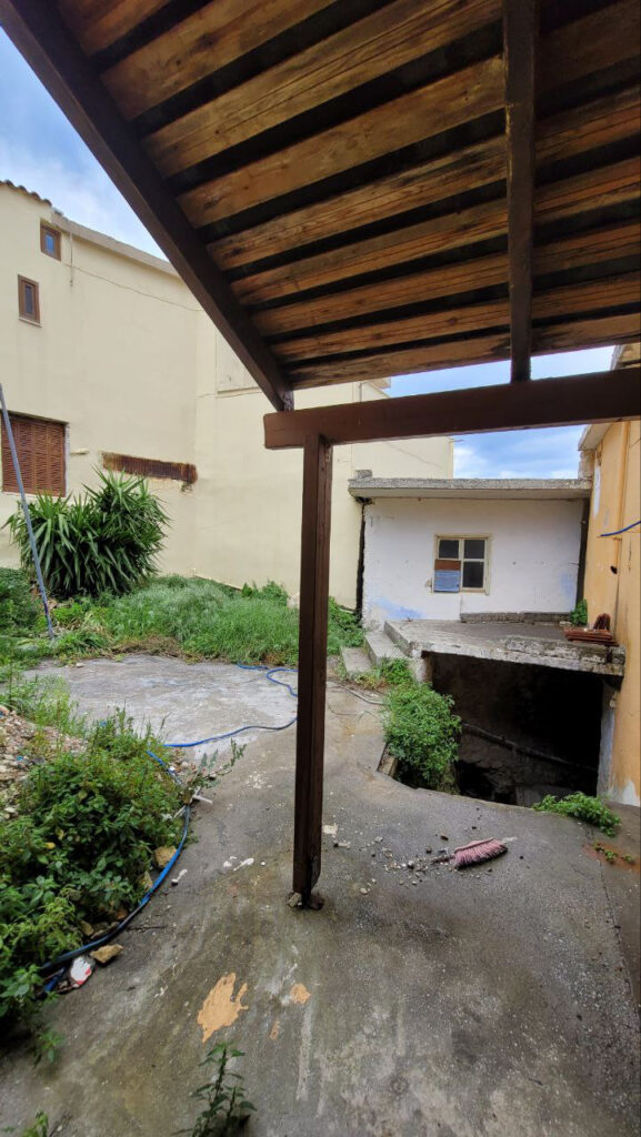 LARGE OLD HOUSE FOR RESTORATION IN KOURNAS