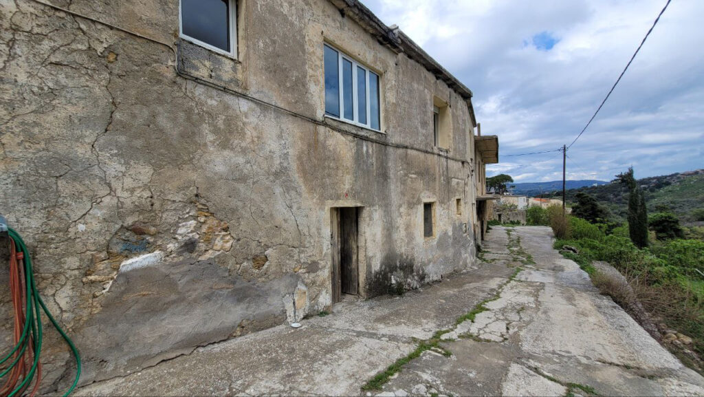 GRANDE MAISON ANCIENNE A RESTAURER A KOURNAS