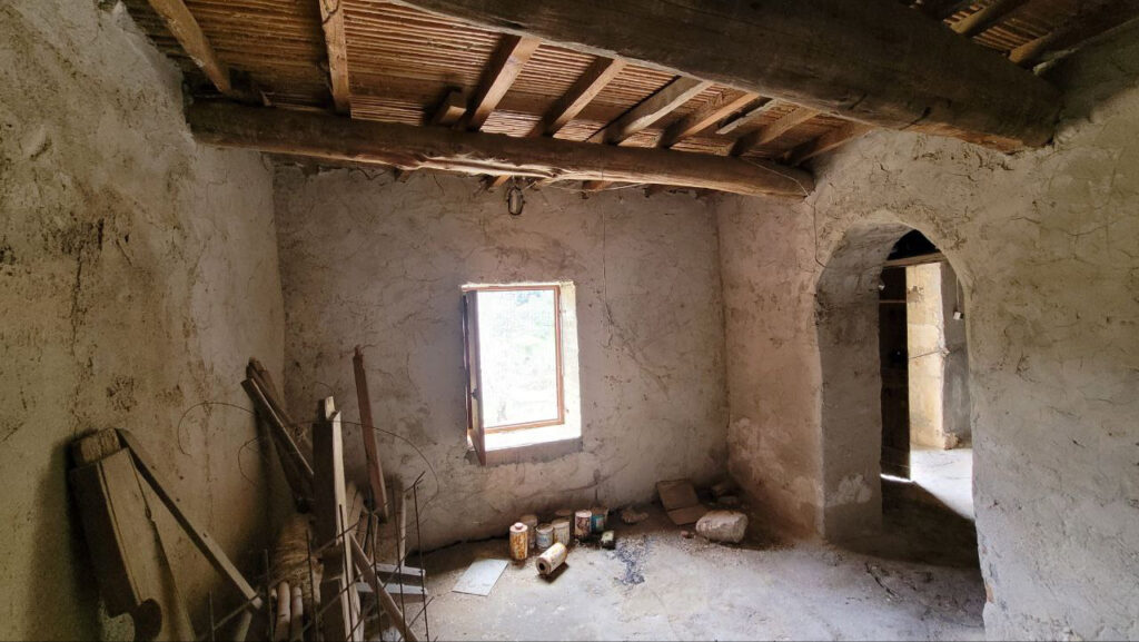 LARGE OLD HOUSE FOR RESTORATION IN KOURNAS