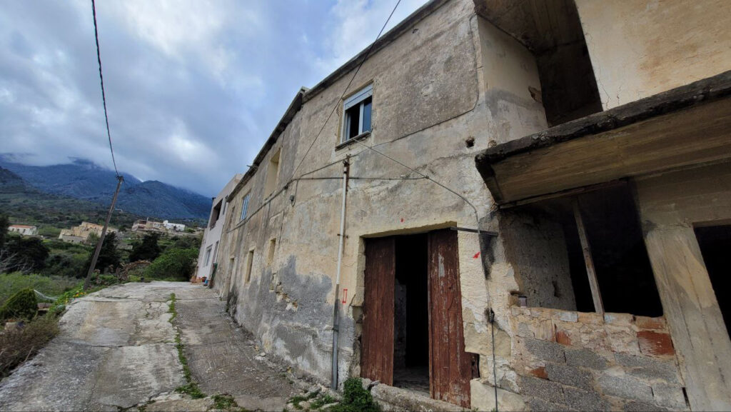 GRANDE MAISON ANCIENNE A RESTAURER A KOURNAS