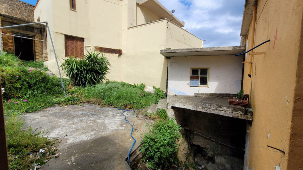 LARGE OLD HOUSE FOR RESTORATION IN KOURNAS