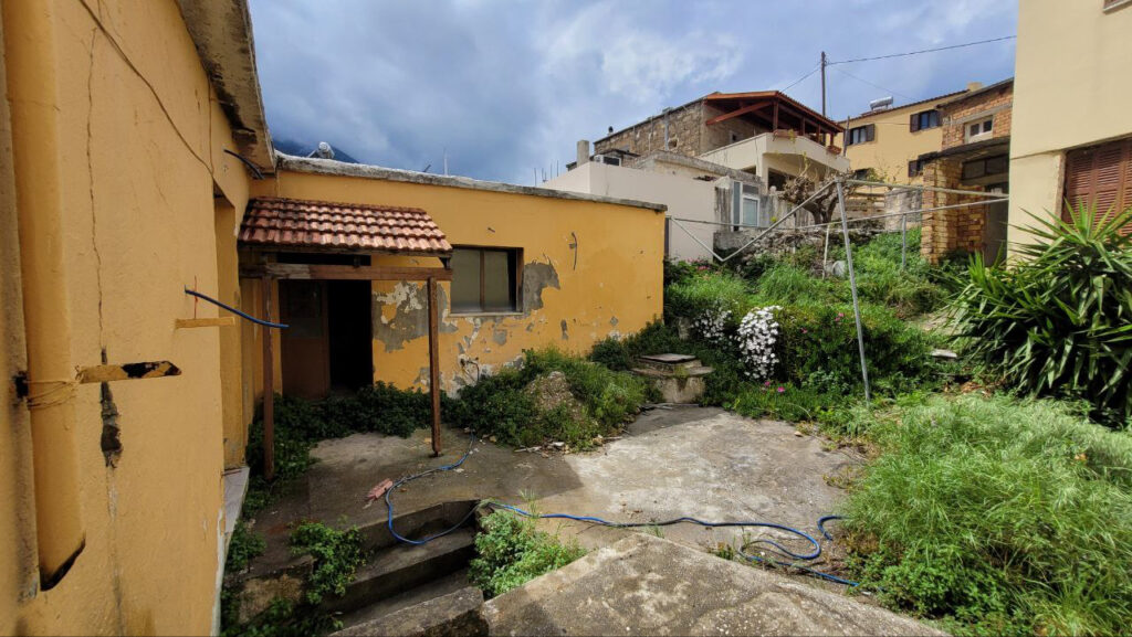 LARGE OLD HOUSE FOR RESTORATION IN KOURNAS