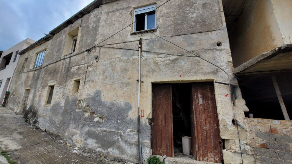 GRANDE MAISON ANCIENNE A RESTAURER A KOURNAS