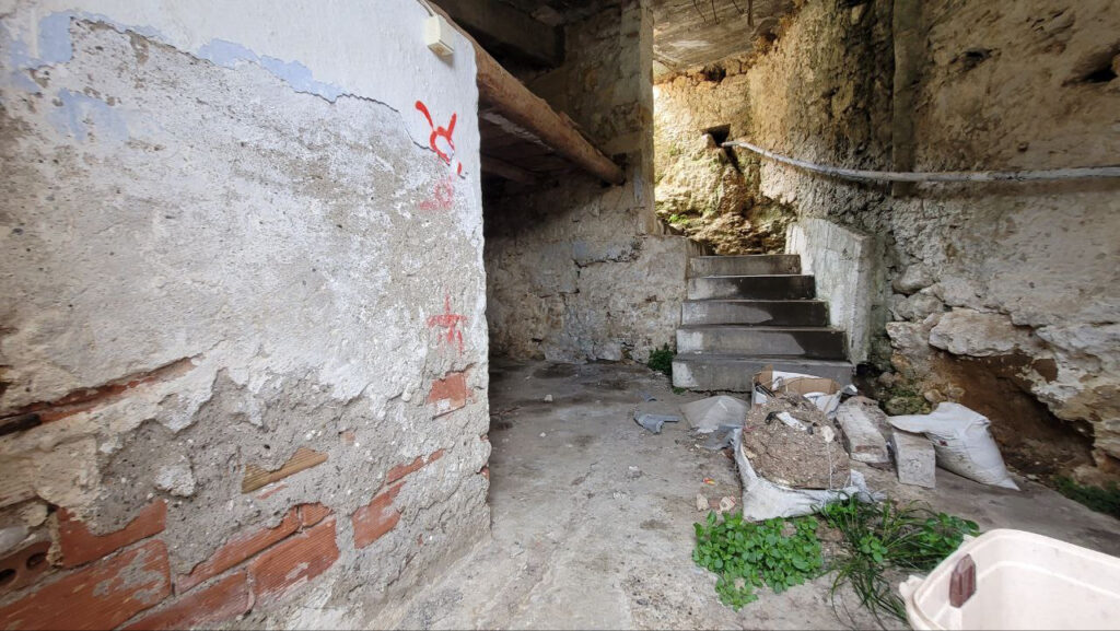 LARGE OLD HOUSE FOR RESTORATION IN KOURNAS