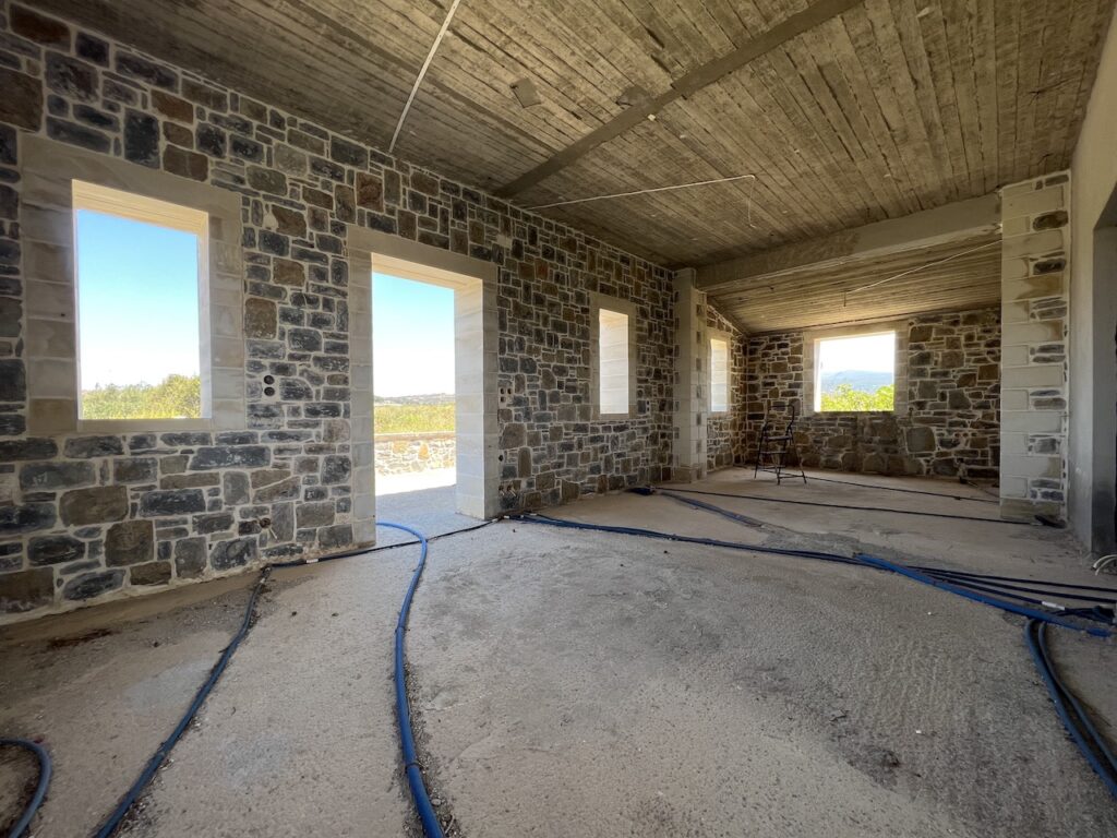 MAISON EN PIERRE AVEC VUE SUR OLIVIERE