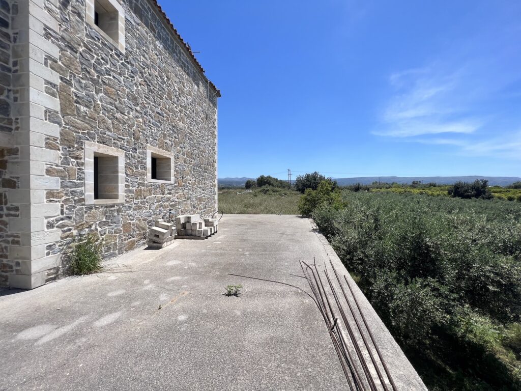 MAISON EN PIERRE AVEC VUE SUR OLIVIERE