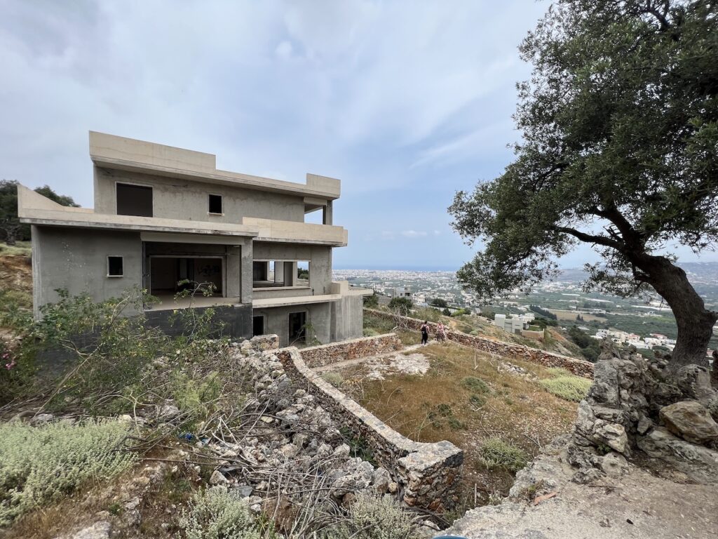BIG UNFINISHED VILLA IN CHANIA