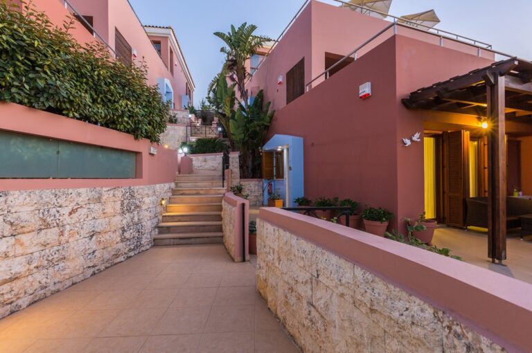 IN PLAKA: LUXURY COMPLEX OF VILLAS