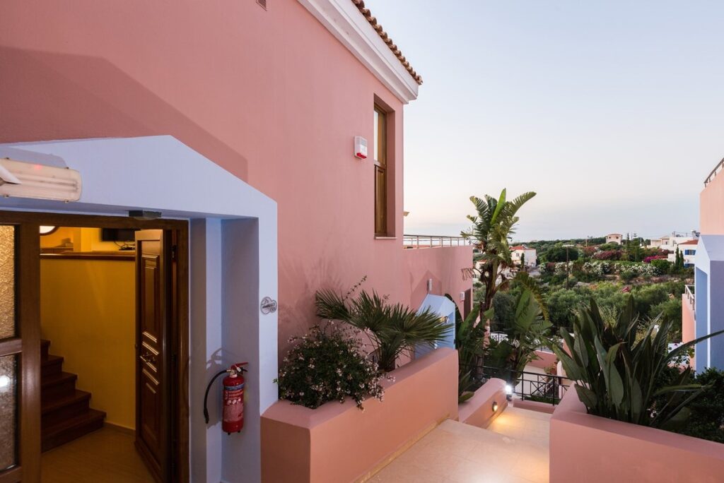 IN PLAKA: LUXURY COMPLEX OF VILLAS