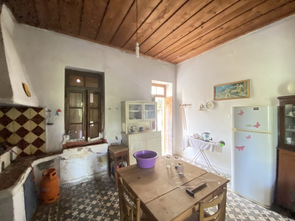 HOUSE FOR RENOVATION FOR SALE IN NEO CHORIO