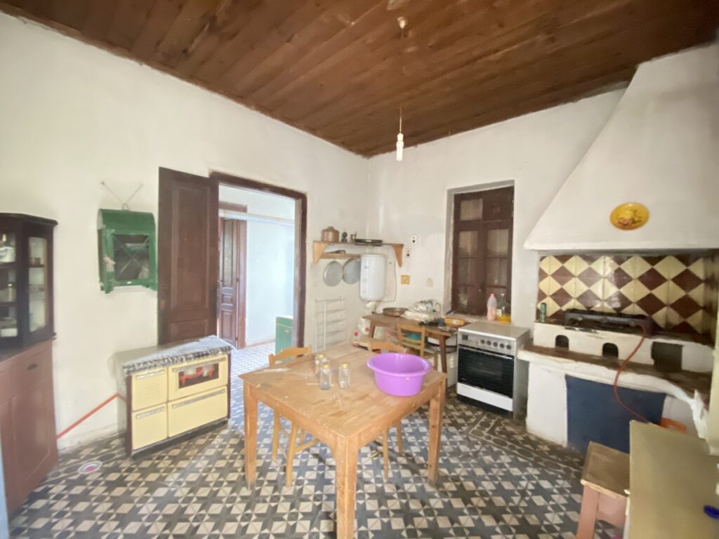 HOUSE FOR RENOVATION FOR SALE IN NEO CHORIO