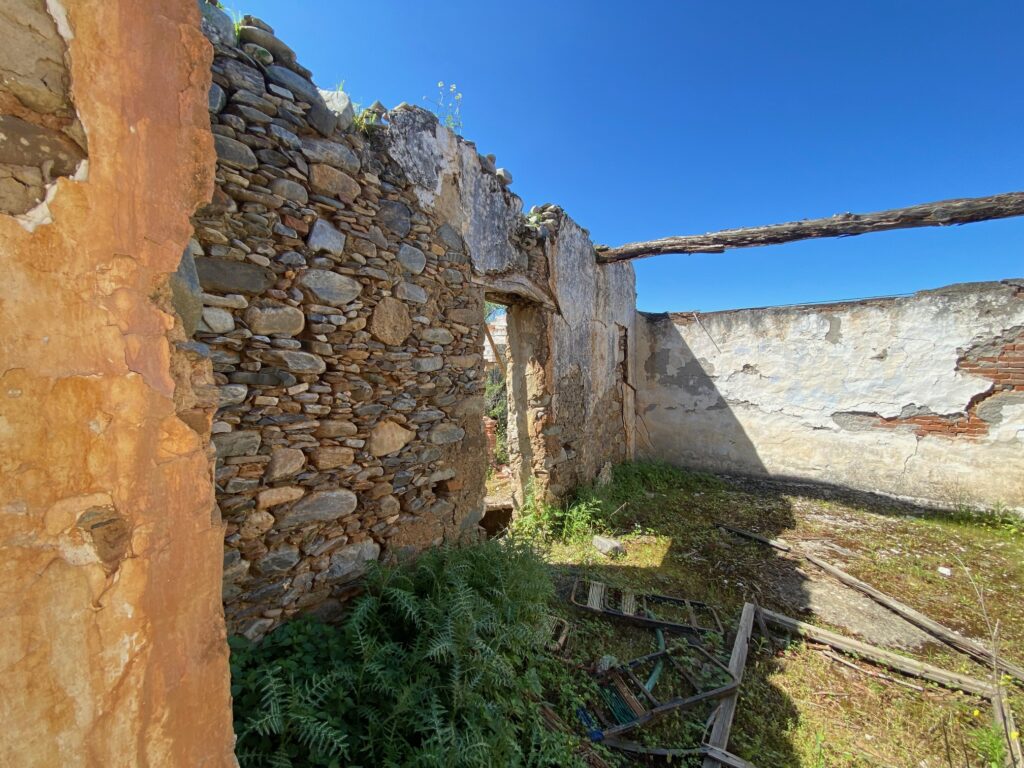 OLD HOUSE FOR RESTORATION IN NERIANA