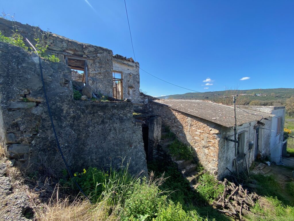 OLD HOUSE FOR RESTORATION IN NERIANA