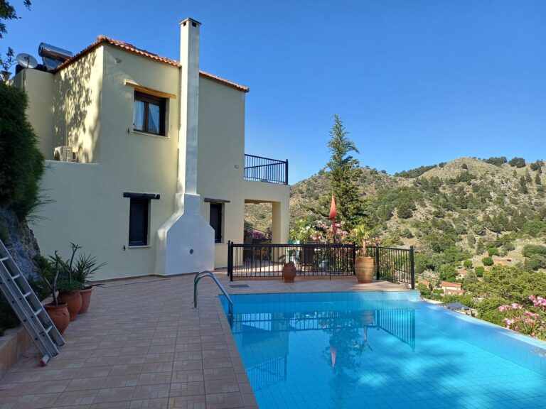 BEAUTIFUL VILLA IN THERISSO WITH MOUNTAIN VIEW
