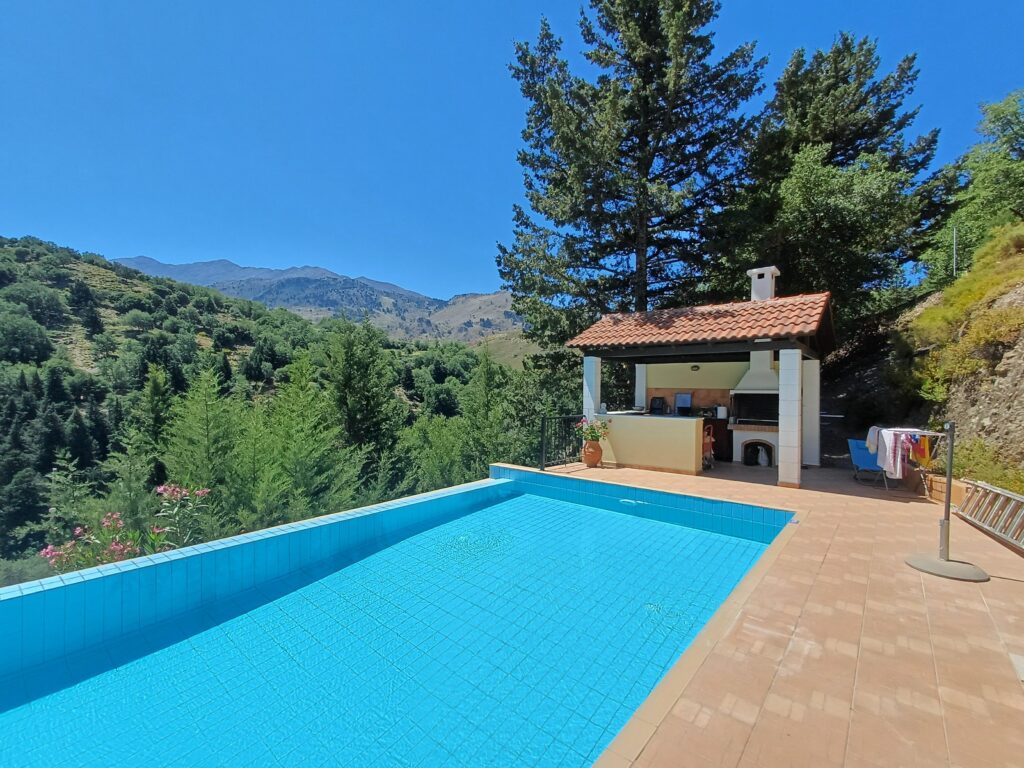 BEAUTIFUL VILLA IN THERISSO WITH MOUNTAIN VIEW