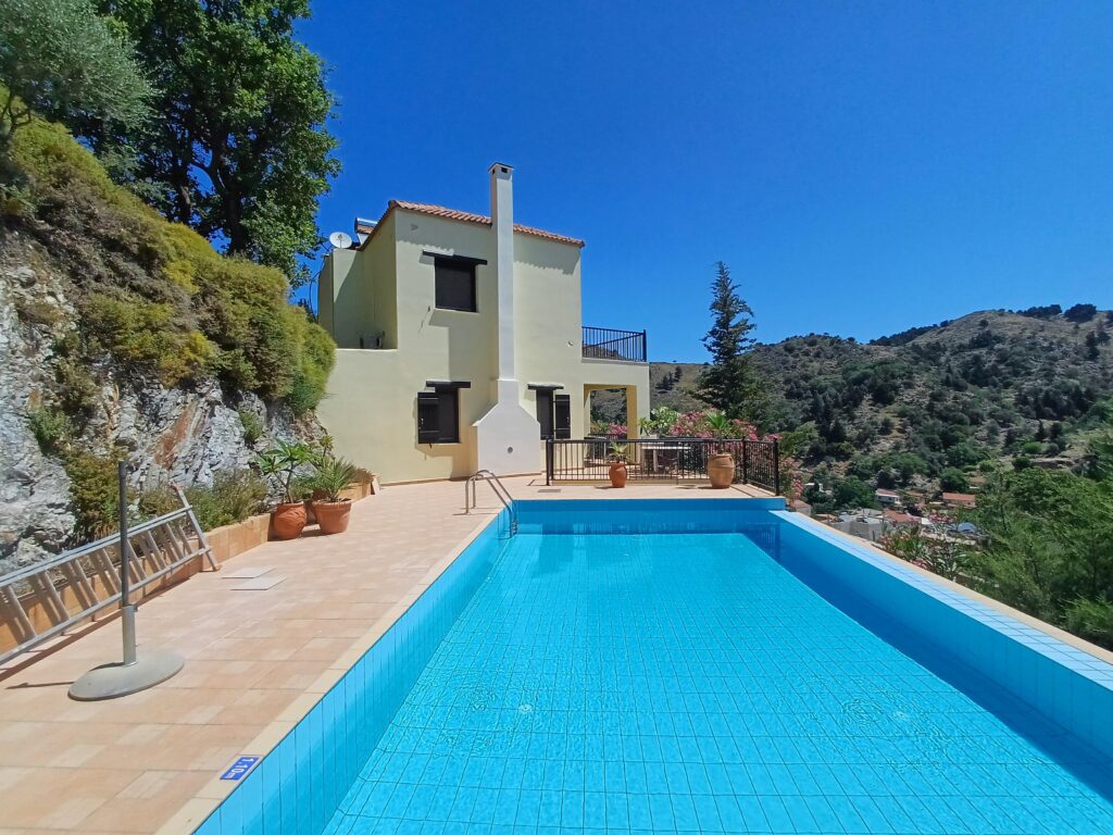 BEAUTIFUL VILLA IN THERISSO WITH MOUNTAIN VIEW