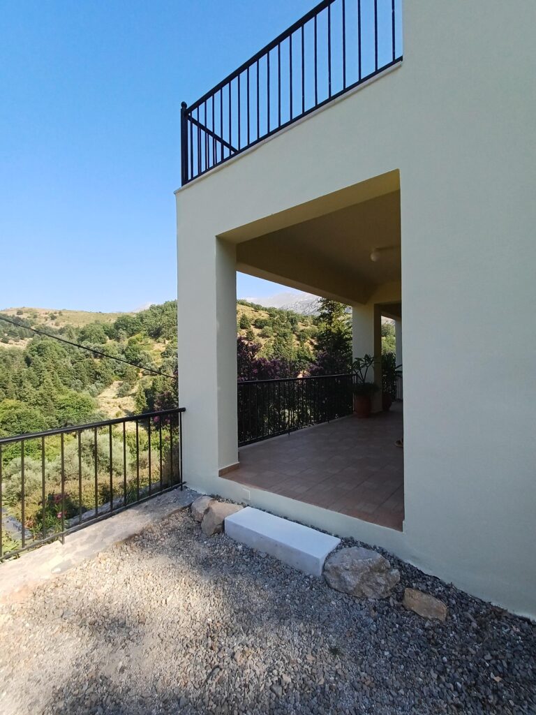 BEAUTIFUL VILLA IN THERISSO WITH MOUNTAIN VIEW