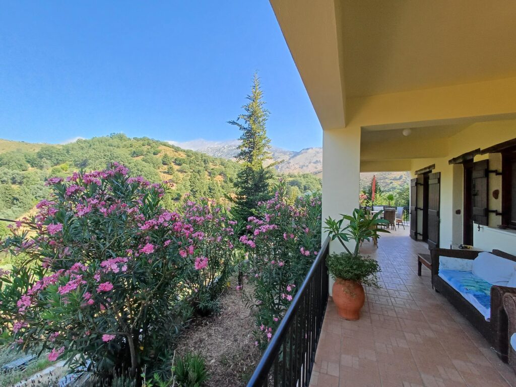 BELLE VILLA À THERISSO AVEC VUE MONTAGNE