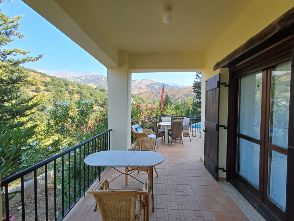 BEAUTIFUL VILLA IN THERISSO WITH MOUNTAIN VIEW