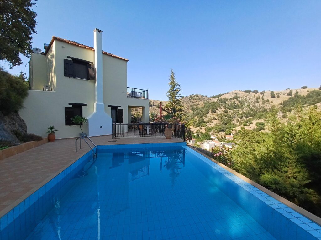 BEAUTIFUL VILLA IN THERISSO WITH MOUNTAIN VIEW