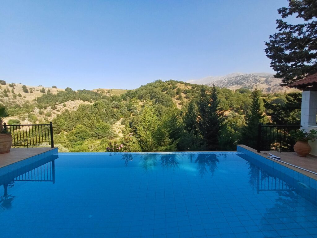 BEAUTIFUL VILLA IN THERISSO WITH MOUNTAIN VIEW