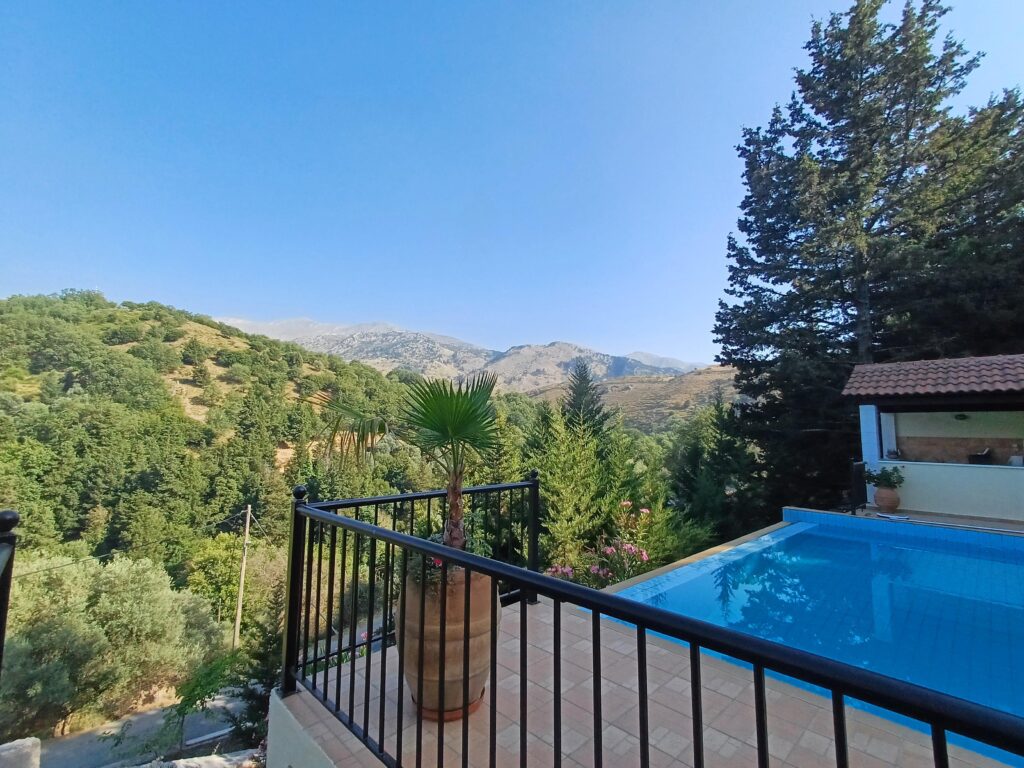 BELLE VILLA À THERISSO AVEC VUE MONTAGNE